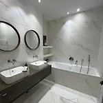 Family House Centre, Pool, Garden, Air Conditioning ヴィラ ボルドー